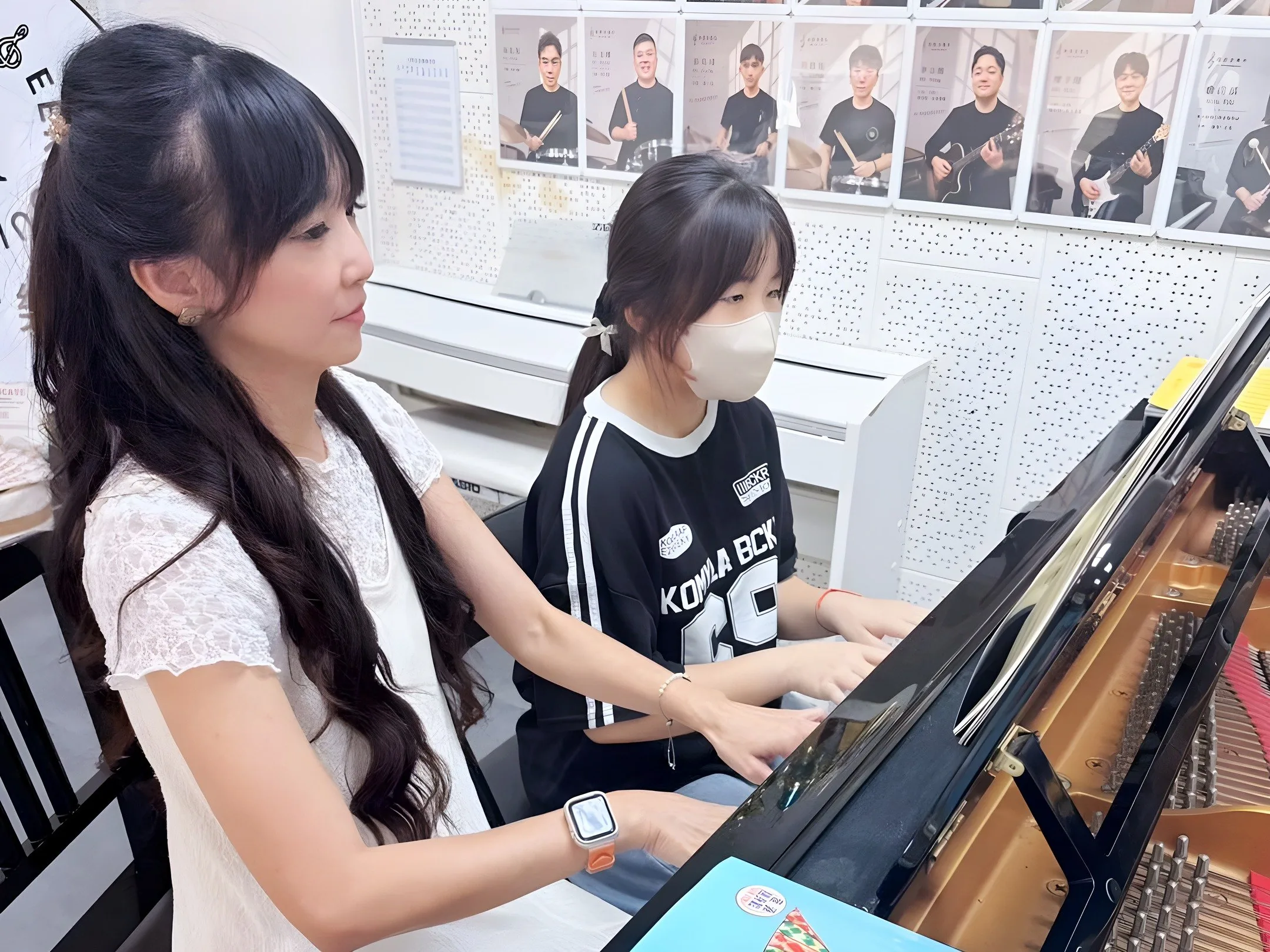 惠歆音樂社教學現場：音樂總監 Miss Candy 在平台鋼琴前，一對一陪伴學生練琴