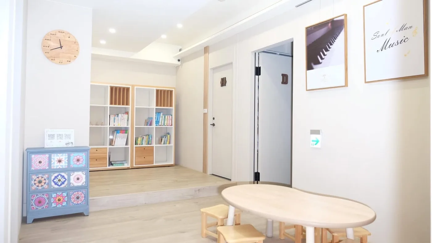 竹北教室的等候書角——書牆、小圓桌與小椅凳,明亮整潔