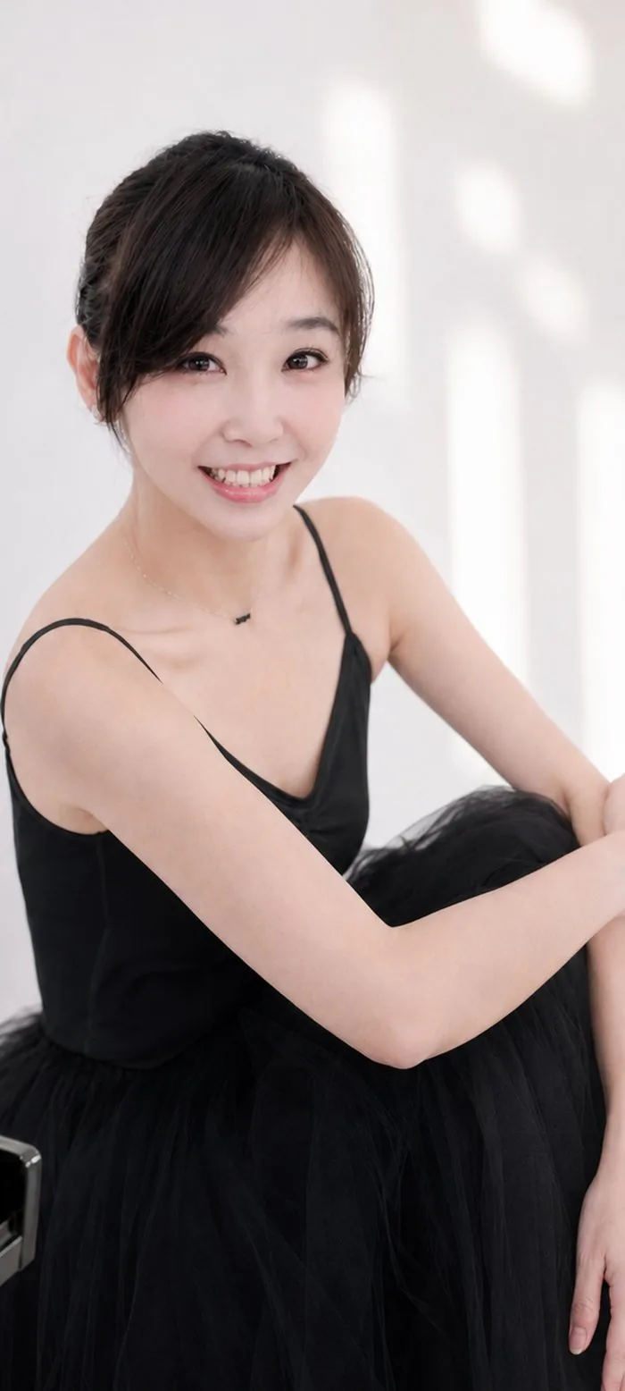 蔡慈毓　音樂總監，主修鋼琴